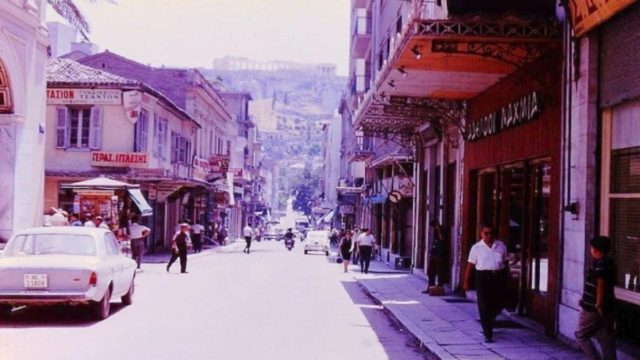 Κουίζ για την παλιά Αθήνα: Αποκλείεται να μην έχετε πάει – Μπορείτε να αναγνωρίσετε την οδό της φωτογραφίας;