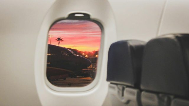 SKY express: Δωρεάν αεροπορικά εισιτήρια για εκπαιδευτικούς και παιδιά, για όλες τις πτήσεις από Σαντορίνη προς Αθήνα