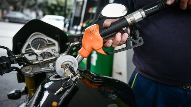 Βενζίνη: Κοροϊδία με την τιμή της αμόλυβδης – Παραμένει «ψηλά» παρά την πτώση του πετρελαίου