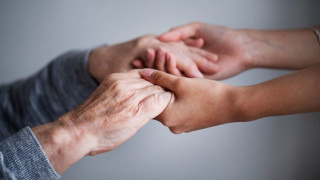 Άνοια: Το πρώιμο σύμπτωμα που μπορεί να εμφανιστεί στα χέρια – Όλα όσα πρέπει να γνωρίζετε