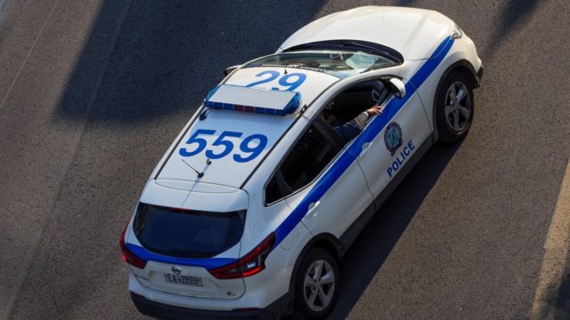 Ωραία δικαιοσύνη: Επέστρεψε στην υπηρεσία του ο αστυνομικός που εξέδιδε 19χρονη στην Ηλιούπολη