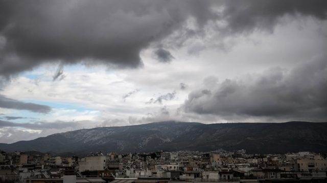 Καιρός σήμερα 12/2: Συννεφιά, κρύο και βροχές – Πότε αλλάζει το σκηνικό – Η εκτίμηση Αρναούτογλου και Μαρουσάκη