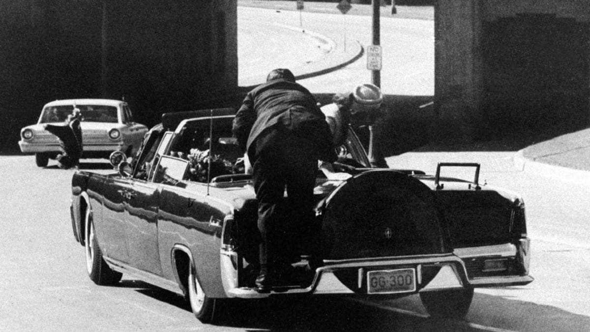 Πέθανε ο Κλιντ Χιλ: Ο μυστικός πράκτορας που πήδηξε στη λιμουζίνα του προέδρου Τζον Φ. Κένεντι και προστάτευσε την Τζάκι