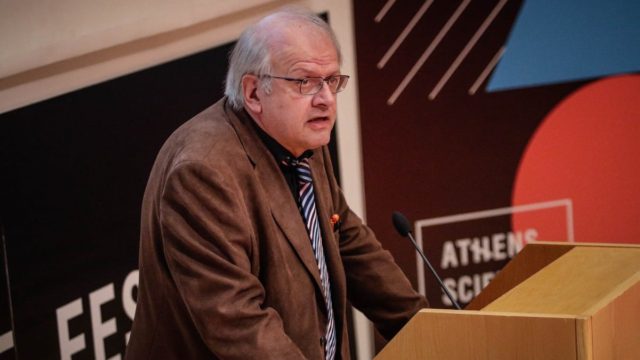 «Σφάζονται» οι σεισμολόγοι με φόντο τη Σαντορίνη: «Έπρεπε να παραιτηθείς με αξιοπρέπεια όταν συνταξιοδοτήθηκες»