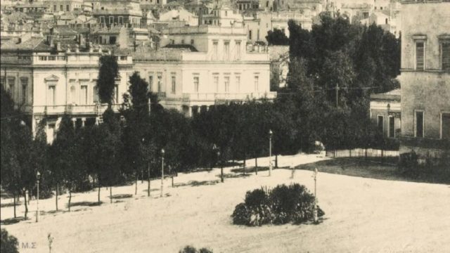 Κουίζ για την παλιά Αθήνα: Μπορείς να αναγνωρίσεις την πλατεία στην παρακάτω φωτογραφία; 