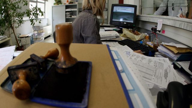 Δημόσιο: Το 2025 φέρνει αυξήσεις μισθών και αναδρομικά 11 μηνών – Ποιοι οι κερδισμένοι