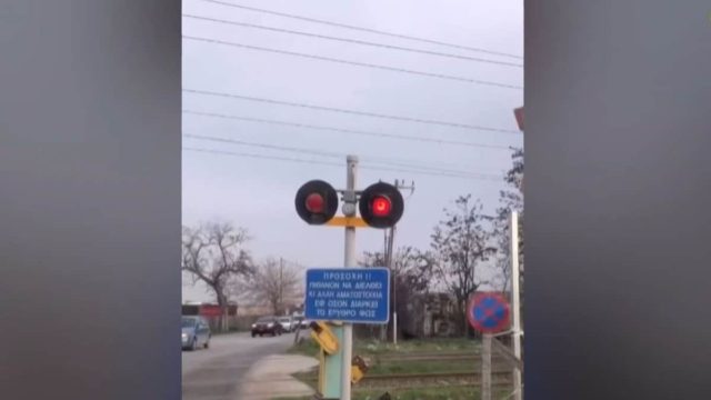 Εξοργιστικό βίντεο: Κόλλησε ξανά το φανάρι τρένων στα Διαβατά και οι οδηγοί περνούν… με συνεννόηση!
