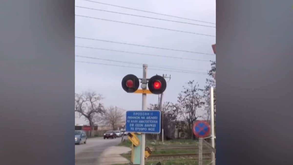 Εξοργιστικό βίντεο: Κόλλησε ξανά το φανάρι τρένων στα Διαβατά και οι οδηγοί περνούν… με συνεννόηση!