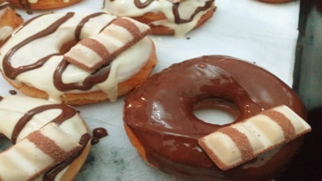 Υπέροχη γλυκιά συνταγή: Σπιτικά donuts Kinder Bueno