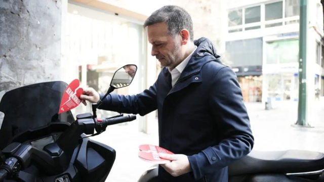 Σε ρομαντική διάθεση ο Δήμος Αθηναίων: Ο Χάρης Δούκας μοίρασε «κλήσεις» με… καρδούλες σε παράνομα σταθμευμένα οχήματα