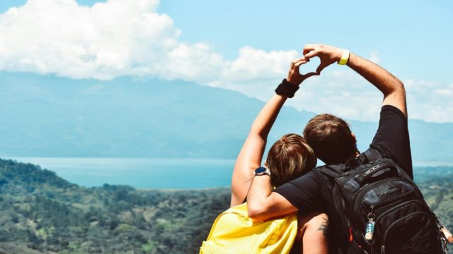 Πώς κάθε ζώδιο δείχνει την αγάπη του σύμφωνα με την αστρολογία