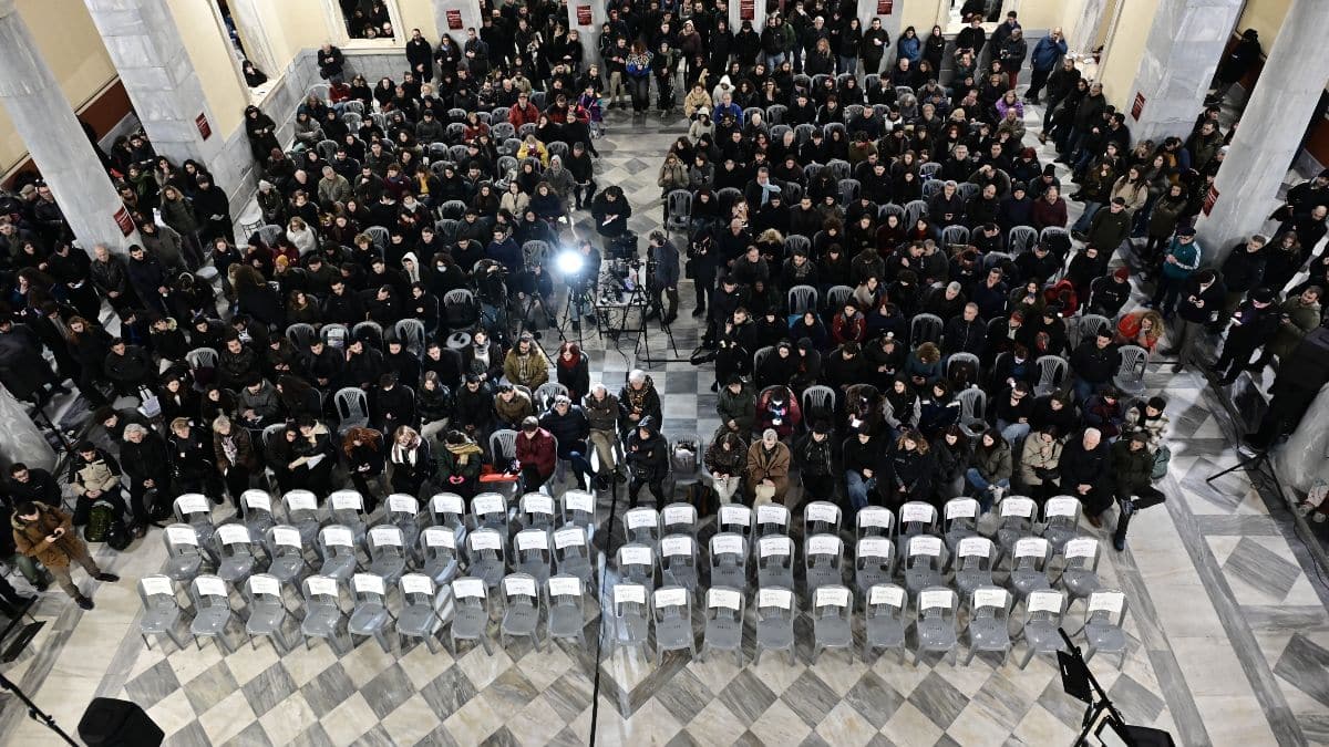 Τέμπη: 57 άδειες καρέκλες στη μνήμη των νεκρών – «Μου κόβεται η ανάσα»