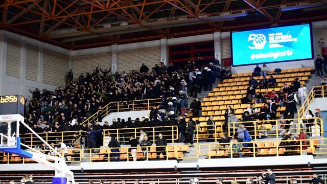 Χαμός στο Παναθηναϊκός – Ολυμπιακός: Ένταση στην κερκίδα και επέμβαση των ΜΑΤ