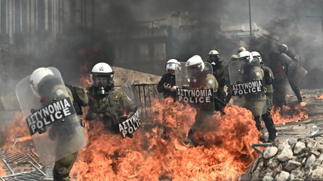 Επεισόδια στο Σύνταγμα: Εντοπίστηκε γυναίκα χωρίς αισθήσεις, αποσύρθηκαν στη Βουλή οι Εύζωνες!