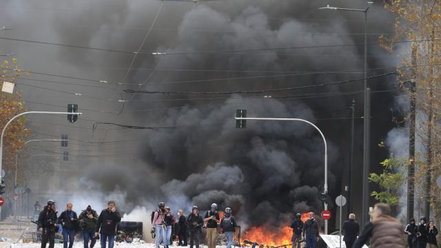 Επεισόδια στο Σύνταγμα: Συνεχίζονται οι συμπλοκές και κατευθύνονται προς τα Εξάρχεια – Επιστρέφει κόσμος στο σημείο της διαδήλωσης (videos)