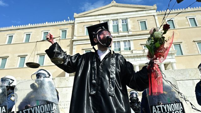 Τέμπη: Οι διαδηλωτές επιστρέφουν παρά τα βίαια επεισόδια – «Παραιτήσου», φωνάζουν (video)