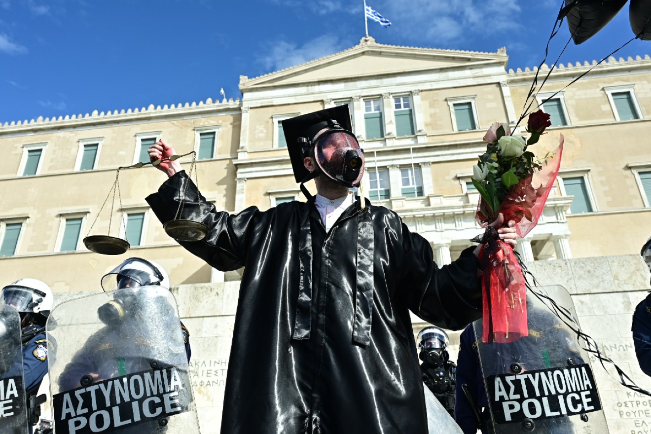 Τέμπη: Οι διαδηλωτές επιστρέφουν παρά τα βίαια επεισόδια – «Παραιτήσου», φωνάζουν (video)