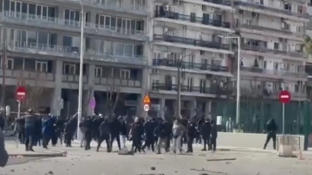 Χημική κόλαση στη Θεσσαλονίκη: Σοβαρά επεισόδια στη συγκέντρωση για τα Τέμπη