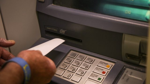 ΟΠΕΚΑ: Σήμερα (28/2) καταβάλλονται τα κοινωνικά επιδόματα – Τα ποσά και ποιοι πάνε ταμείο