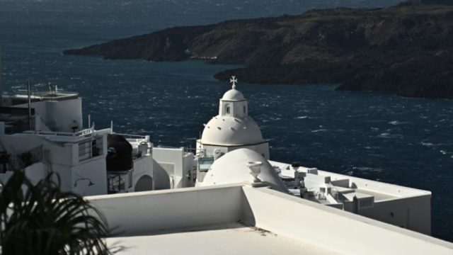 «Εδώ γεννήθηκα, εδώ θα πεθάνω»: Οι κάτοικοι της Σαντορίνης αντιστέκονται, παρά τις σεισμικές δονήσεις