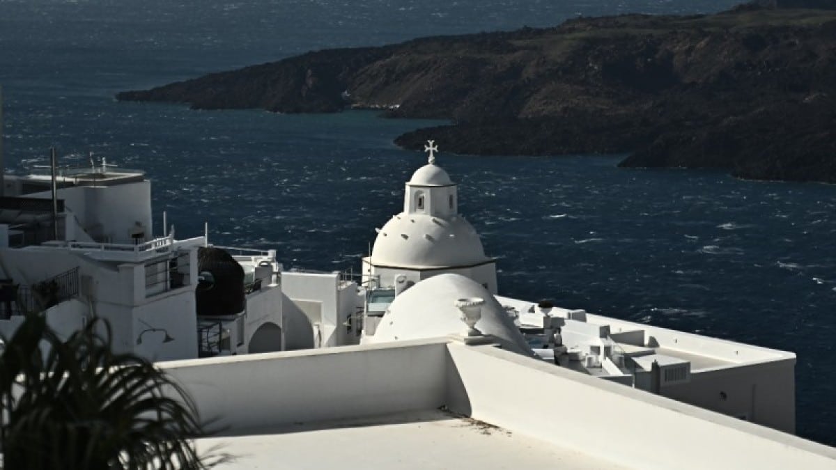 «Εδώ γεννήθηκα, εδώ θα πεθάνω»: Οι κάτοικοι της Σαντορίνης αντιστέκονται, παρά τις σεισμικές δονήσεις