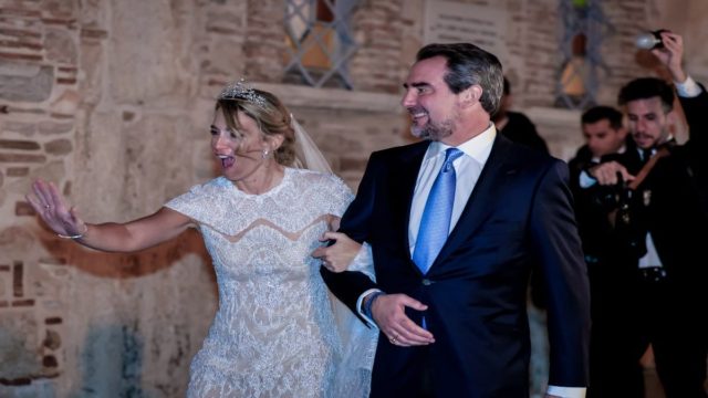 Παντρεύτηκαν Νικόλαος Ντε Γκρες και Χρυσή Βαρδινογιάννη: Η έξοδος του ζευγαριού από τον Ιερό Ναό