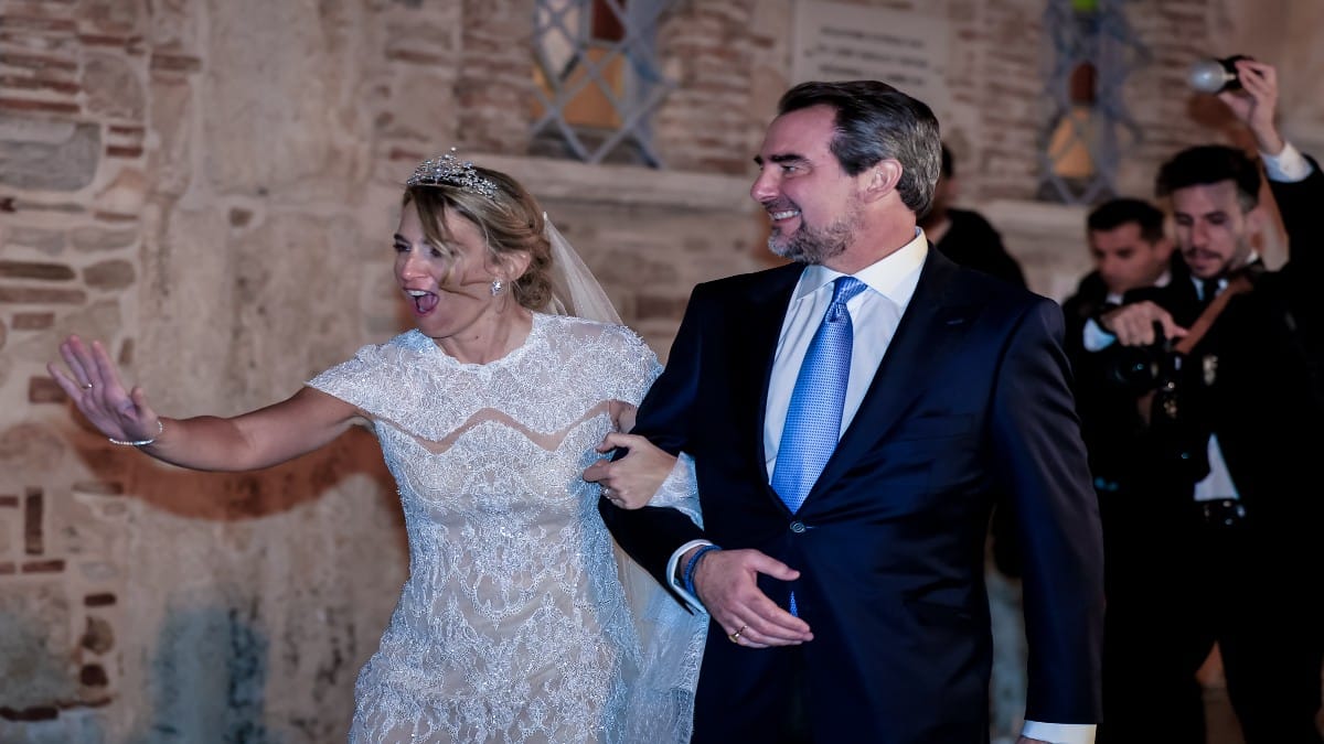 Παντρεύτηκαν Νικόλαος Ντε Γκρες και Χρυσή Βαρδινογιάννη: Η έξοδος του ζευγαριού από τον Ιερό Ναό