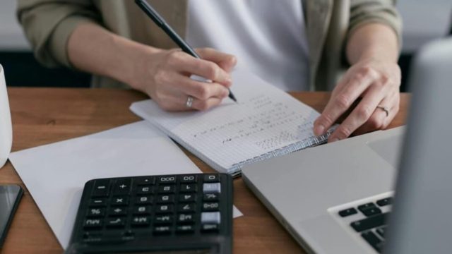 Φορολογικές δηλώσεις: Ημερομηνία έκπληξη η υποβολή τους – Ποιοι θα έχουν έκπτωση και ποιοι πρόστιμα