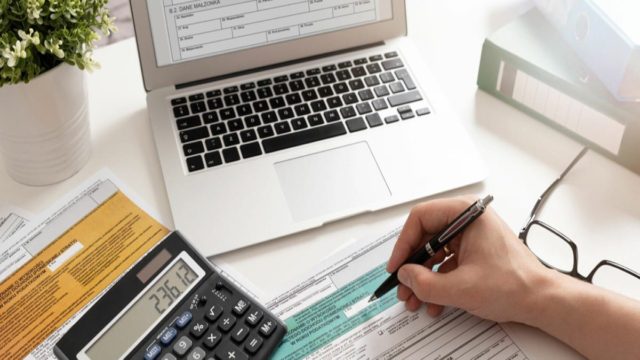 Νέες φορολογικές δηλώσεις: Οι τροποποιήσεις, οι νέοι κωδικοί και οι εκπτώσεις