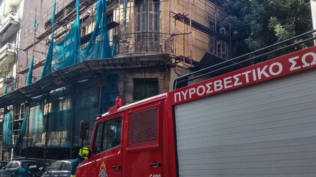 Συναγερμός στη Γλυφάδα: Ξέσπασε φωτιά σε μονοκατοικία – Απεγκλωβίστηκαν δύο άτομα
