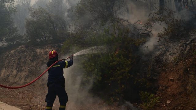 Φωτιά στον Βαρνάβα – Επί τόπου ισχυρή πυροσβεστική δύναμη