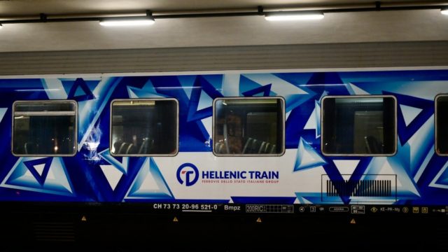 Τραγωδία στα Τέμπη: Η Hellenic Train χαρακτηρίζει «ατυχή σύμπτωση» την έκρηξη και την πυρκαγιά μετά τη σύγκρουση