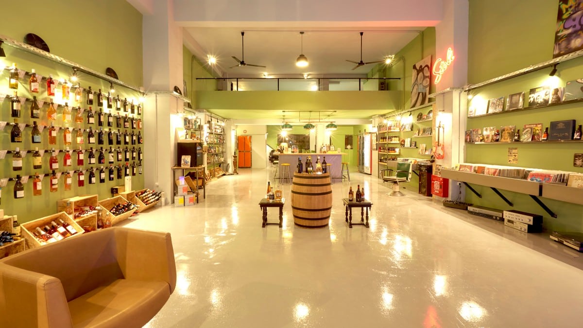 Το Hiccups! Liquor Record Shop αλλάζει τα δεδομένα: Στη νέα άφιξη της Αθήνας το βινύλιο «συναντά» το κρασί