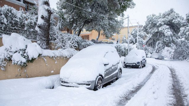 Καιρός σήμερα (17/02): Επέλαση της κακοκαιρίας με τσουχτερό κρύο και χιονοπτώσεις – Κολυδάς και Μαρουσάκης προειδοποιούν!