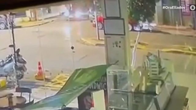Ανατριχίλα στην Καισαριανή: Βίντεο ντοκουμέντο από τη στιγμή όπου η μηχανή συγκρούεται με το αυτοκίνητο