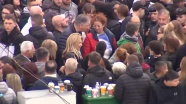 Συγκινητική παρουσία στο Σύνταγμα η Μαρία Καρυστιανού – Απέσπασε καθολικό χειροκρότημα