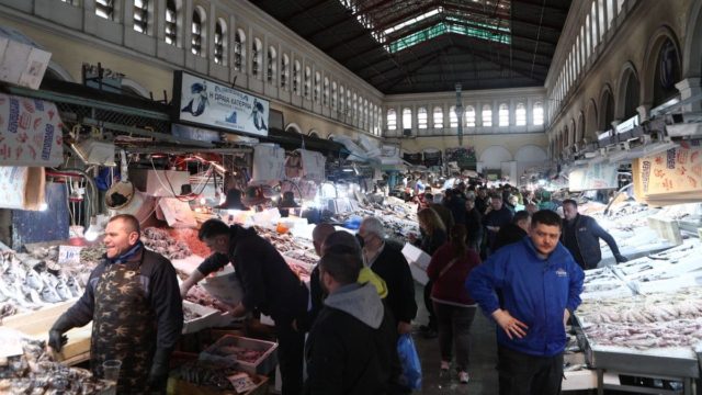 Καθαρά Δευτέρα 2025: «Κλείδωσαν» τα καταστήματα που θα είναι ανοιχτά – Τι ώρα κλείνει η Βαρβάκειος και τι ισχύει με τις λαϊκές αγορές