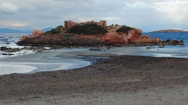 Ανησυχία στο Καβούρι: Αυτός είναι ο λόγος που υποχώρησε η θάλασσα (Video)