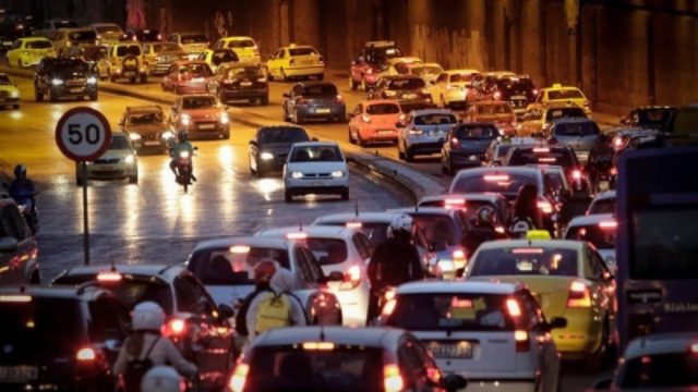 Στο «κόκκινο» οι δρόμοι της Αττικής: Μεγάλες καθυστερήσεις στην Περιφερειακή Υμηττού λόγω τροχαίου ατυχήματος
