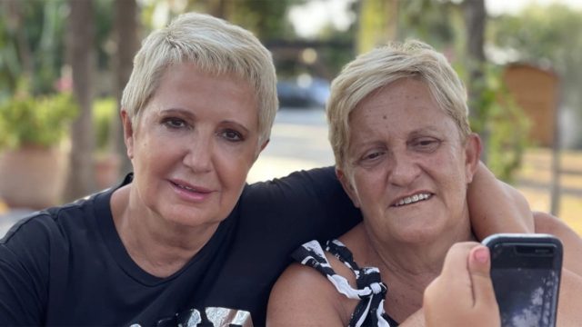 Συγκλονίζει η Χριστίνα Κοραή για την αδερφή της: «Η εκκλησία δεν επιτρέπει να γίνει επίσημα η κηδεία επειδή έκανε καύση – Ποια αγάπη του Θεού είναι αυτή»