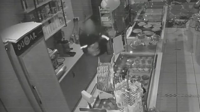 Απίστευτο: Διαρρήκτης μπήκε σε ζαχαροπλαστείο στον Κορυδαλλό και έκλεψε… γαλακτομπούρεκα