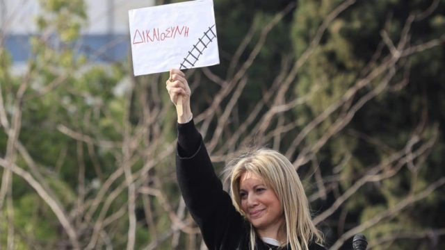 Άνανδρη επίθεση στη Μαρία Καρυστιανού: «Σταματήστε να μπαζώνετε τη δικογραφία των Τεμπών»