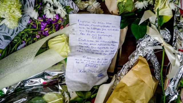 Φρικιαστικές μαρτυρίες για την τραγωδία των Τεμπών: «Μας έφερε γλυκά κι έφυγε να κηδέψει την κόρη της»