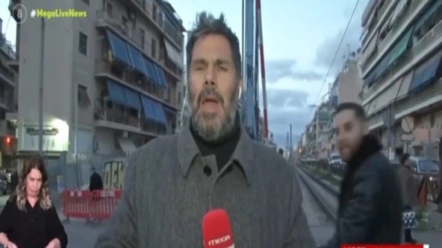 Περαστικός τα «έχωσε» σε live σύνδεση του Mega: «Φτιάξτε κανένα τρένο κύριοι» (Video)