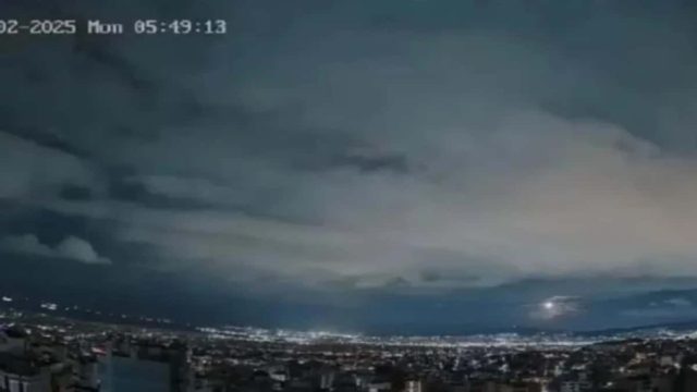 Απίστευτες εικόνες από την Κορινθία: Μετεωρίτης «φώτισε» τον ουρανό (Video)