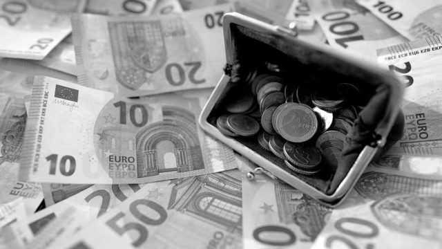 Εργασιακός μεσαίωνας: Οι μισοί εργαζόμενοι στην Ελλάδα αμείβονται με λιγότερα από 1.000 ευρώ μεικτά