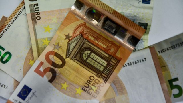 Τα νούμερα μιλούν από μόνα τους: Τόσα ξοδεύει το ελληνικό κράτος σε μισθούς και συντάξεις – Η σύγκριση πριν από τα Μνημόνια