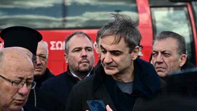 «Ψυχραιμία, το κράτος είναι δίπλα σας»: Στη Σαντορίνη ο Κυριάκος Μητσοτάκης