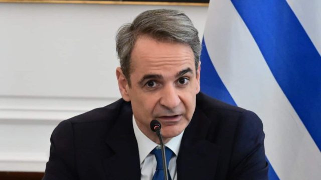 Η επικοινωνία πρώτο μέλημα του Μητσοτάκη: Παίρνει… σβάρνα για τα κανάλια μπροστά στην κατακραυγή των Τεμπών