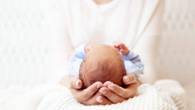 Χαραμάδα αισιοδοξίας στη Σαντορίνη: Γεννητούρια εν μέσω σεισμών – Ένα αγοράκι ήρθε στον κόσμο